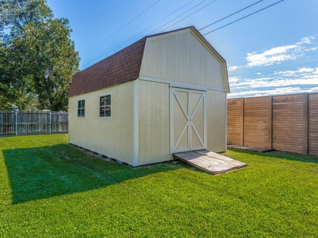 2912 Linden Lea, Irving, TX 75061 Could be heated & cooled. Huge private space.