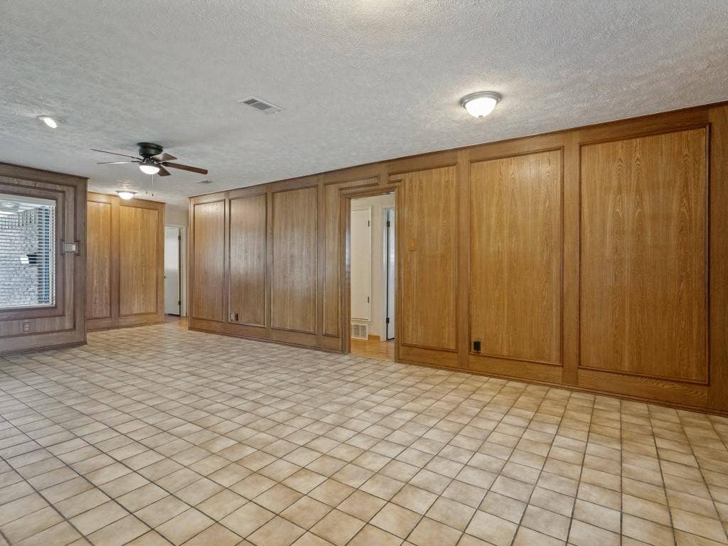 2912 Linden Lea, Irving, TX 75061 Den view into Hallways