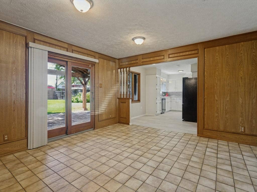 2912 Linden Lea, Irving, TX 75061 Dining into breakfast area & kitchen