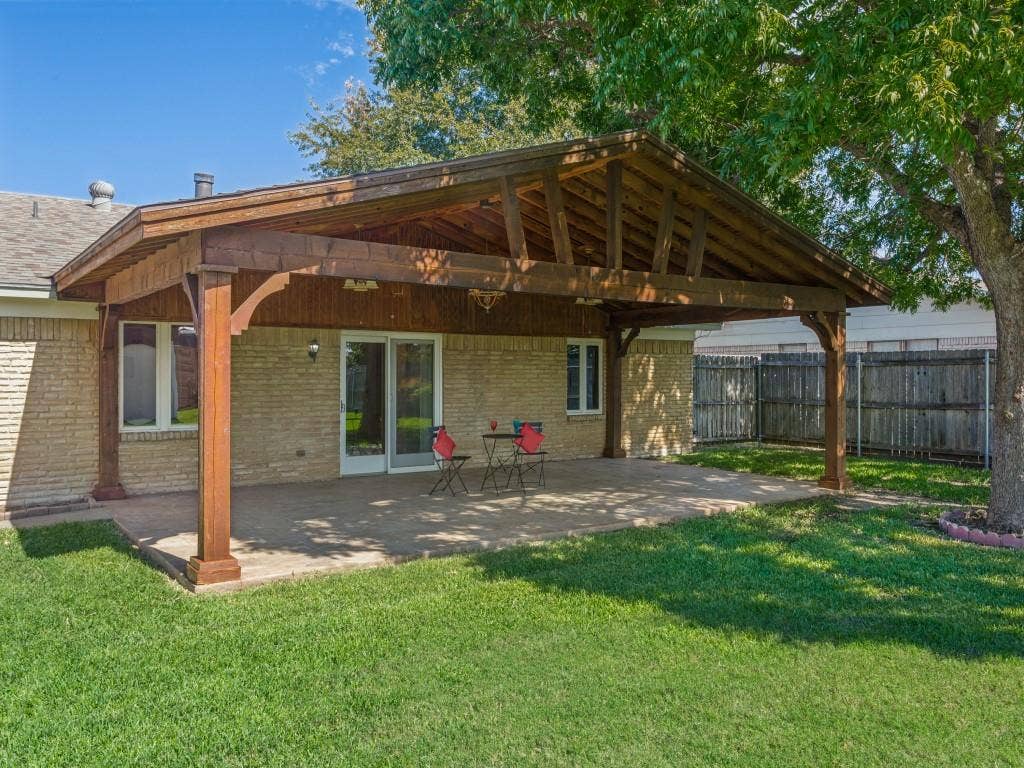 2912 Linden Lea, Irving, TX 75061 Cookouts, entertaining, can be used year round, faces south.
