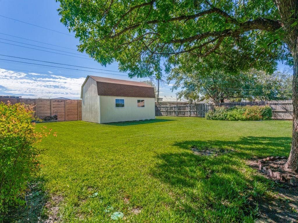 2912 Linden Lea, Irving, TX 75061 Electric & windows $ loft. Workshop or man cave?