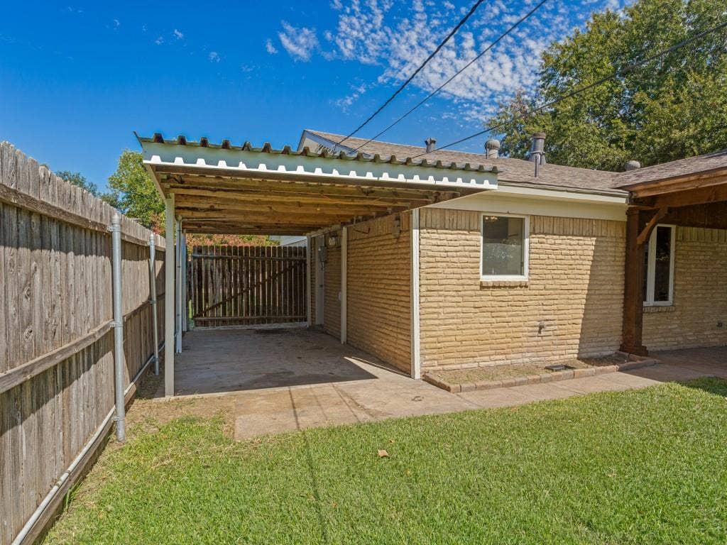 2912 Linden Lea, Irving, TX 75061 Addl. parking for boat, camper, truck etc.