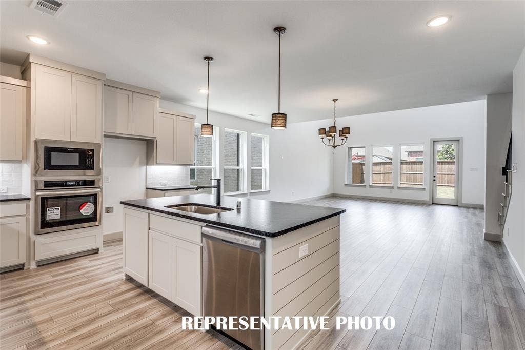1405 Mistflower Lane, Celina, TX 75009 Featuring the perfect open concept design, entertaining is a breeze in our Toulouse floor plan. REPRESENTATIVE PHOTO