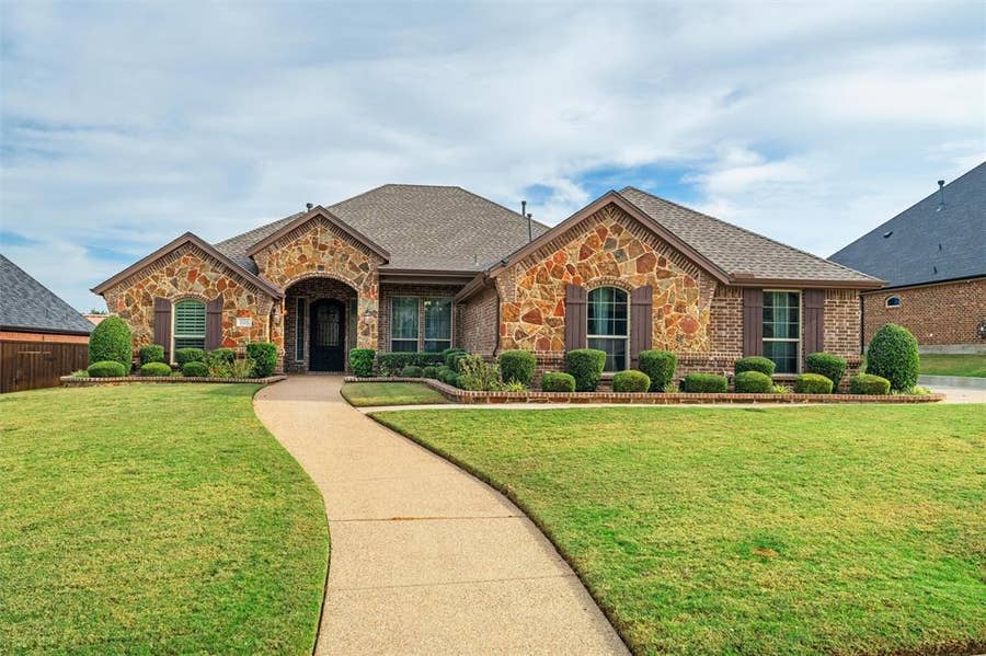 Property photo for 816 Sabine Trail, Mansfield, TX