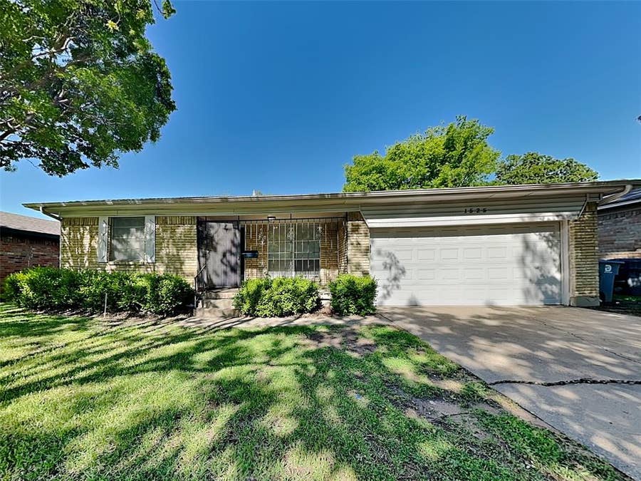 Property photo for 1525 Gardenside Drive, Dallas, TX