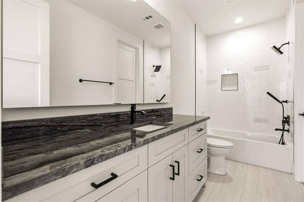 1217 Whisper Rock Drive, Rockwall, TX 75032 Ensuite bathroom to upstairs bedroom 2