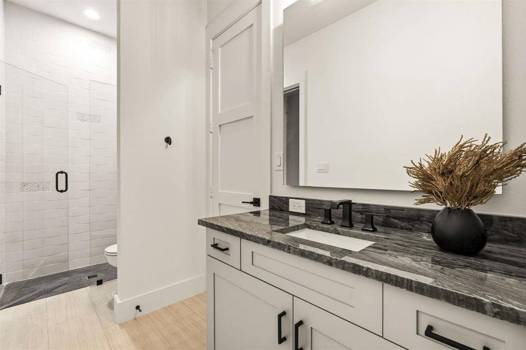 1217 Whisper Rock Drive, Rockwall, TX 75032 Ensuite bathroom to secondary downstairs bedroom