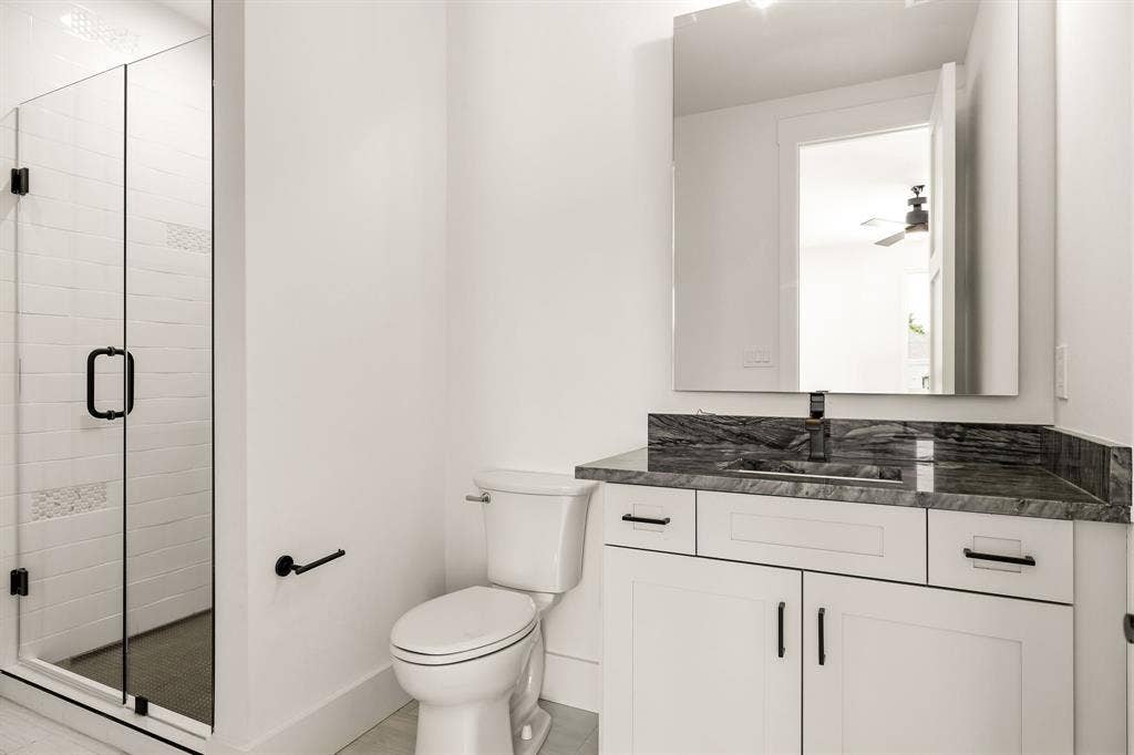 1217 Whisper Rock Drive, Rockwall, TX 75032 Ensuite bathroom w/ upstairs bedroom 1
