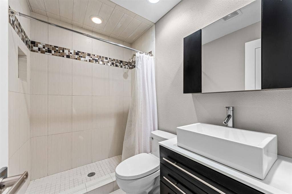 9656 Ravensway Drive, Dallas, TX 75238 Full bathroom for bedroom #1
