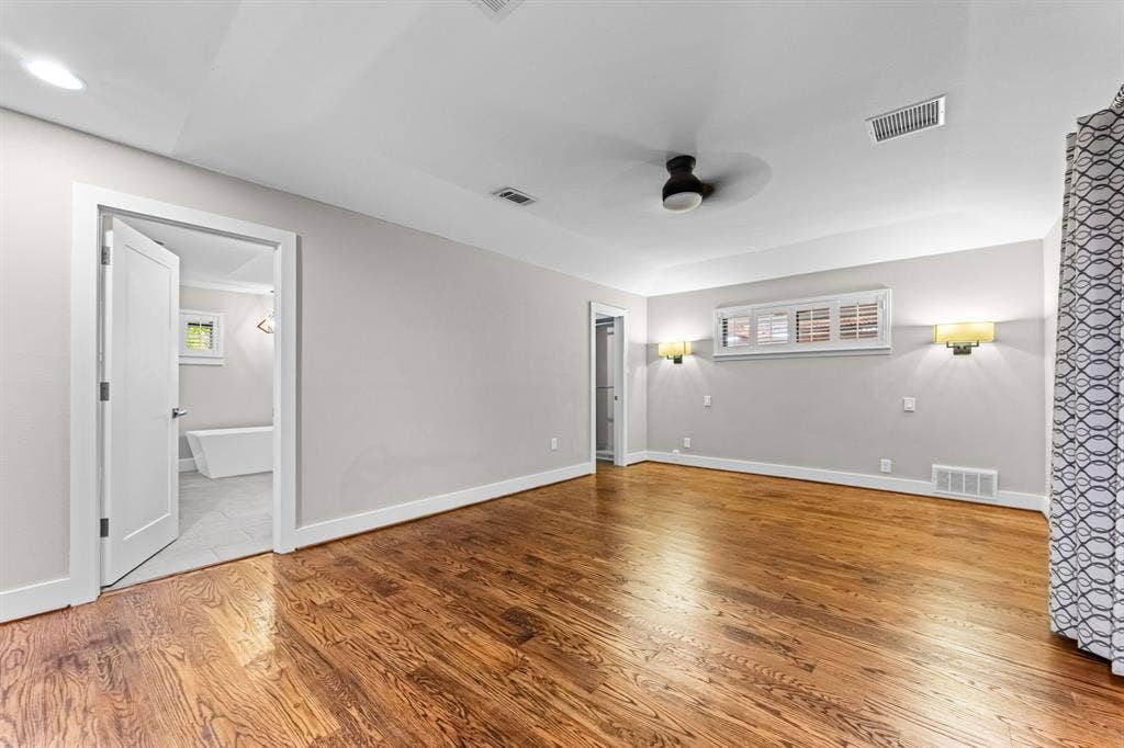 9656 Ravensway Drive, Dallas, TX 75238 Here you can see the entrance to the ensuite primary bathroom