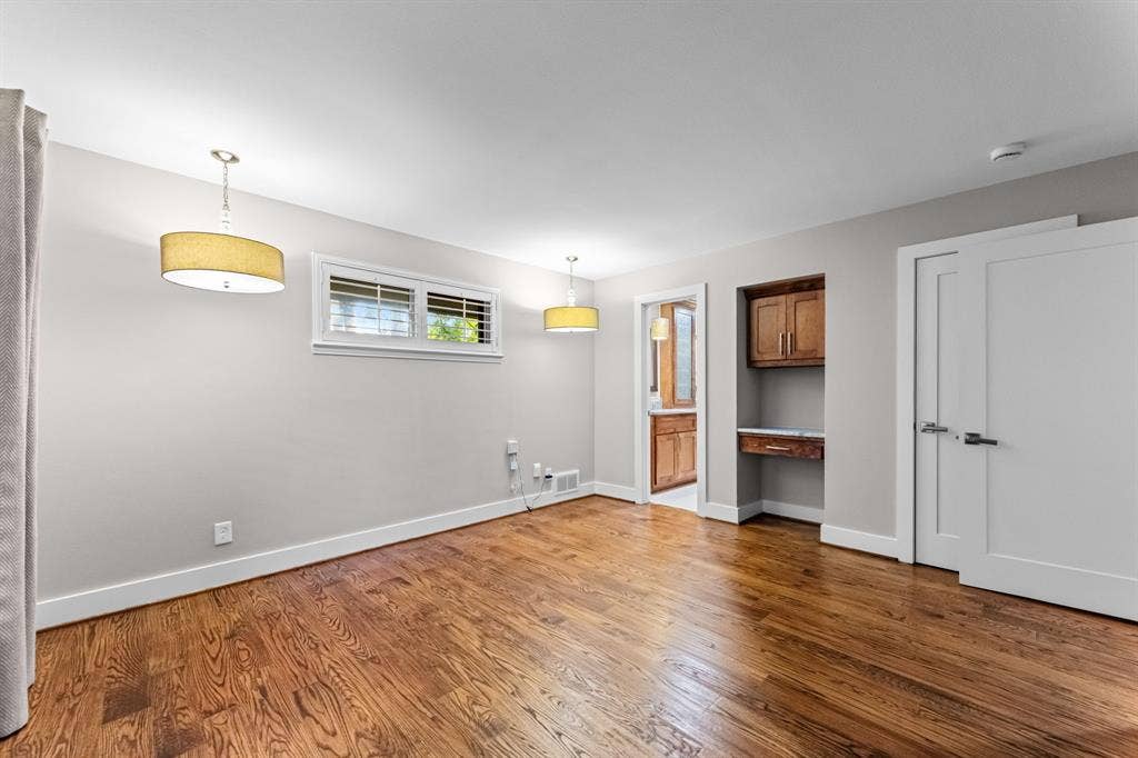 9656 Ravensway Drive, Dallas, TX 75238 Full ensuite bathroom with 2 sinks for bedroom #3