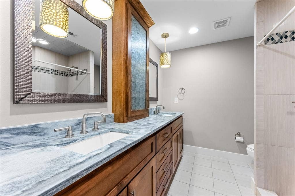 9656 Ravensway Drive, Dallas, TX 75238 Full ensuite bathroom with 2 sinks for bedroom #3