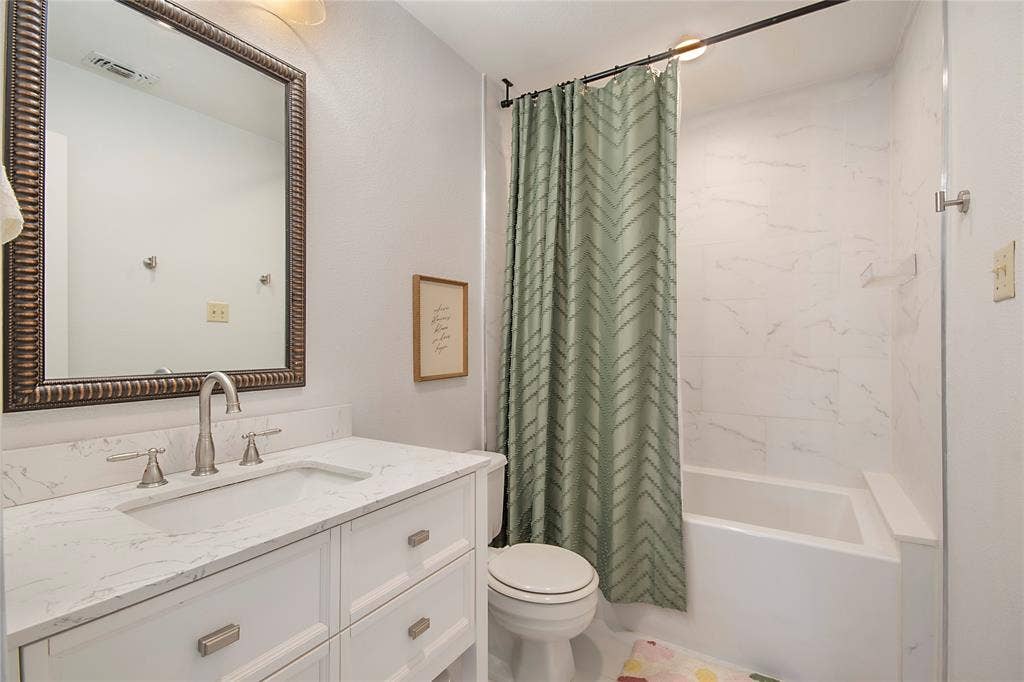 218 Saint Marys Place, Rockwall, TX 75087 Upstairs bathroom