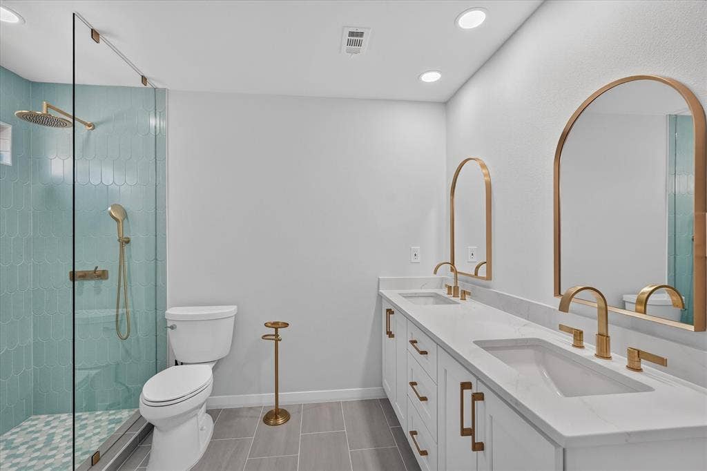 4420 Hollow Oak Drive, Dallas, TX 75287 Bathroom 2 upstairs