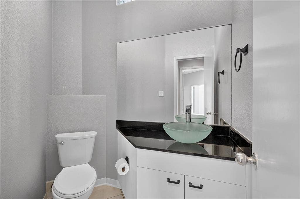 4420 Hollow Oak Drive, Dallas, TX 75287 Half bath off den and kitchen.
