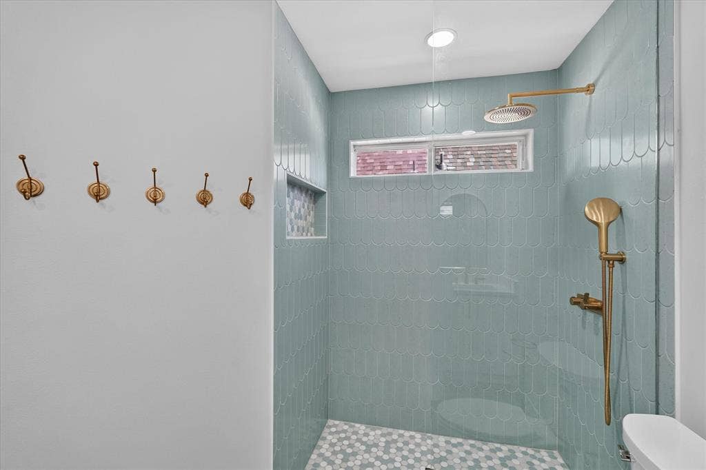 4420 Hollow Oak Drive, Dallas, TX 75287 Bathroom 2 upstairs