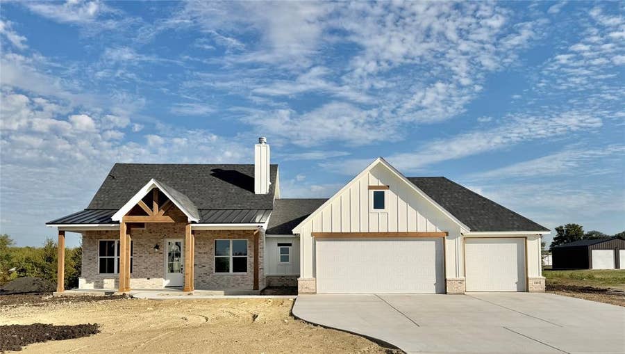 Property photo for 1001 Sarbrina Court, Weatherford, TX