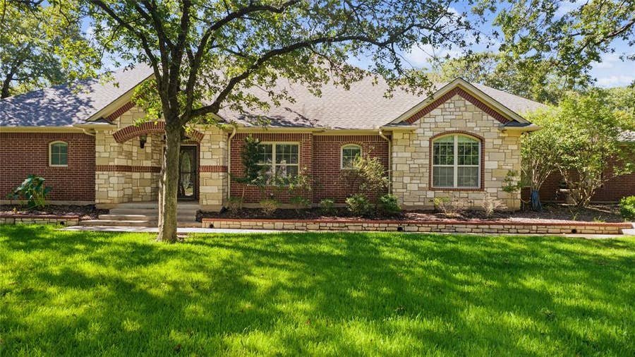 Property photo for 6104 Temple Oaks Court, Granbury, TX