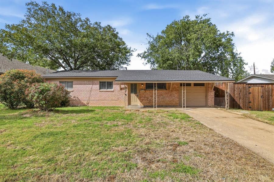 Property photo for 1902 Alan A Dale Road, Arlington, TX