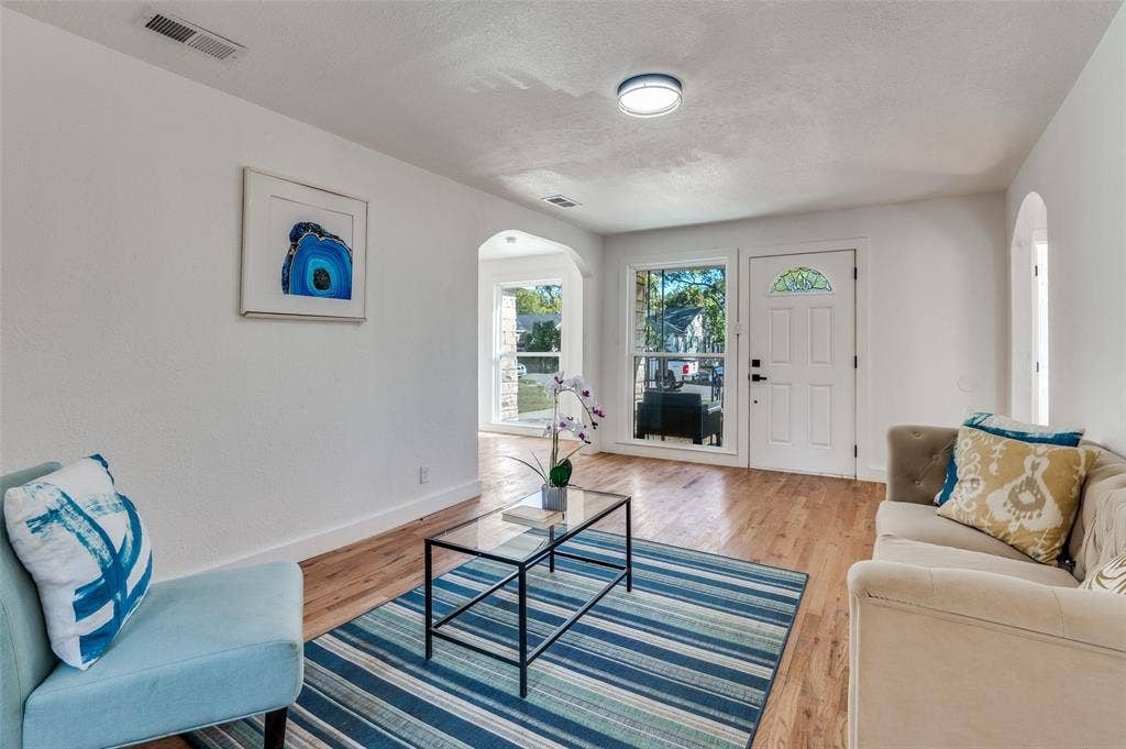 927 S Franklin Street, Dallas, TX 75211 927 S Franklin Street, Dallas, TX 75211