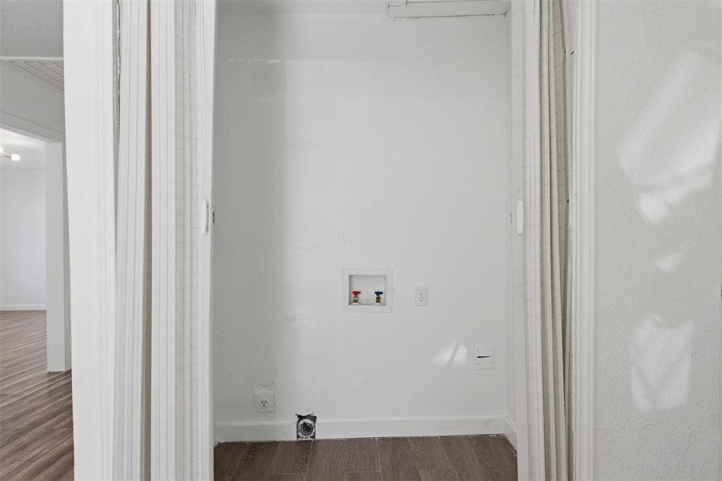 336 Bonnie View Road, Dallas, TX 75203 Laundry closet featuring vertical bifold doors, recessed water hookups, and electrical power outlets