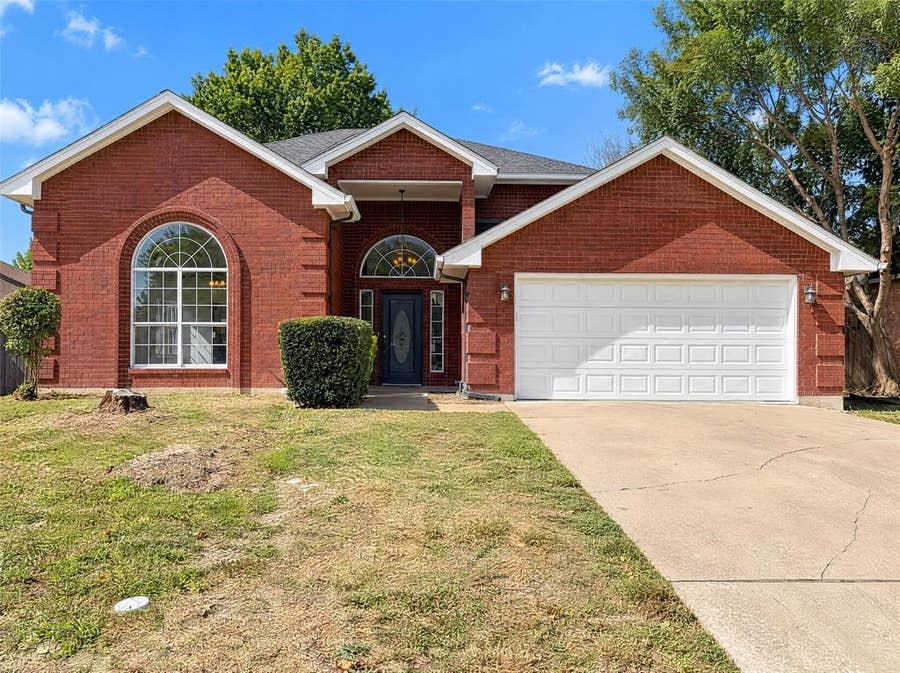 Property photo for 1423 New Haven Drive, Mansfield, TX