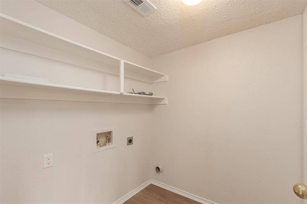 1321 Hall, Seagoville, TX 75159 Enter laundry room from Kitchen or Garage
