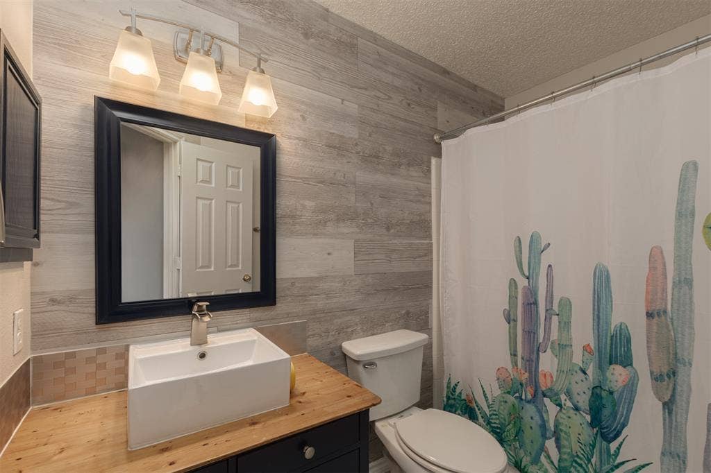 1321 Hall, Seagoville, TX 75159 Full Upstairs Bathroom