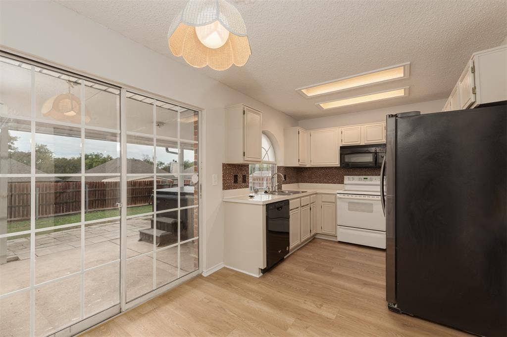 1321 Hall, Seagoville, TX 75159 Bright kitchen, breakfast room and view of back patio