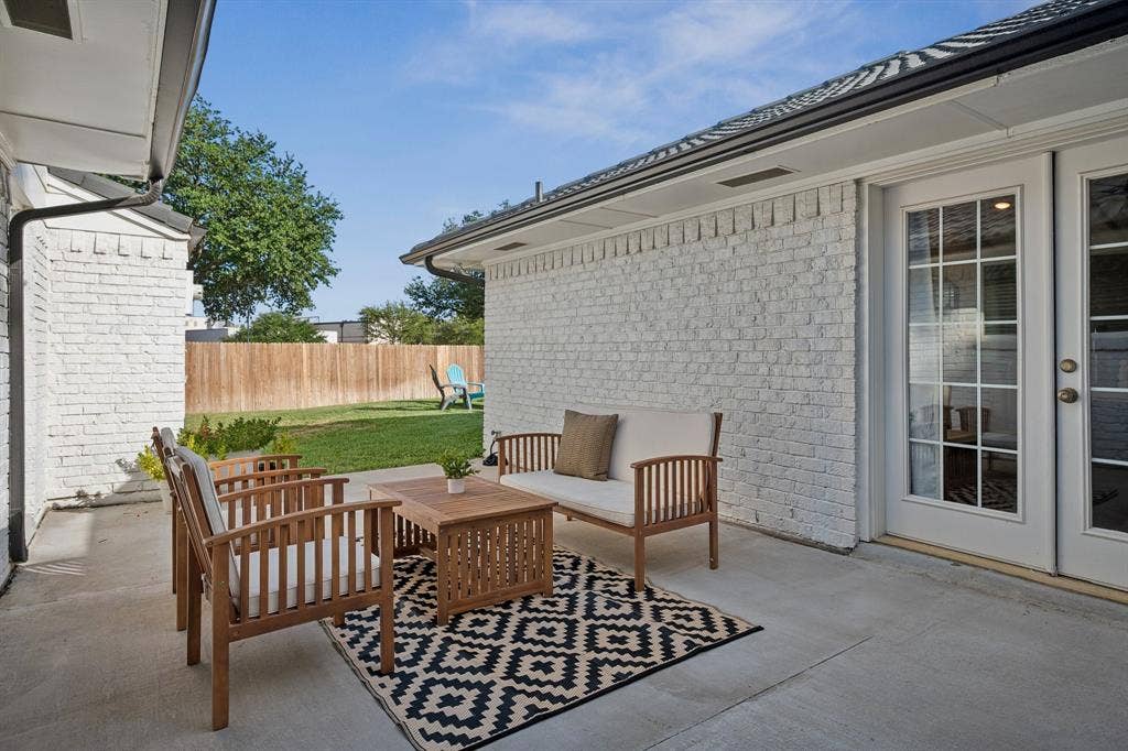 218 High Brook Drive, Richardson, TX 75080 Seating areas are plentiful!