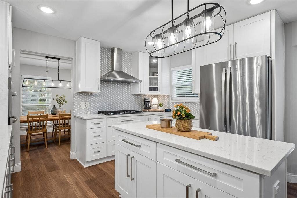 218 High Brook Drive, Richardson, TX 75080 Built for those who love to cook, this kitchen comes with a gas cooktop, double oven, and kitchen island.