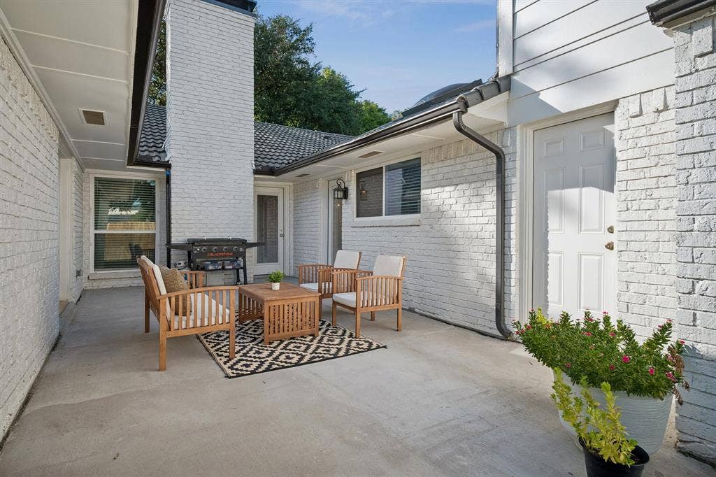 218 High Brook Drive, Richardson, TX 75080 Let parties spill over outside in this inviting outdoor patio.