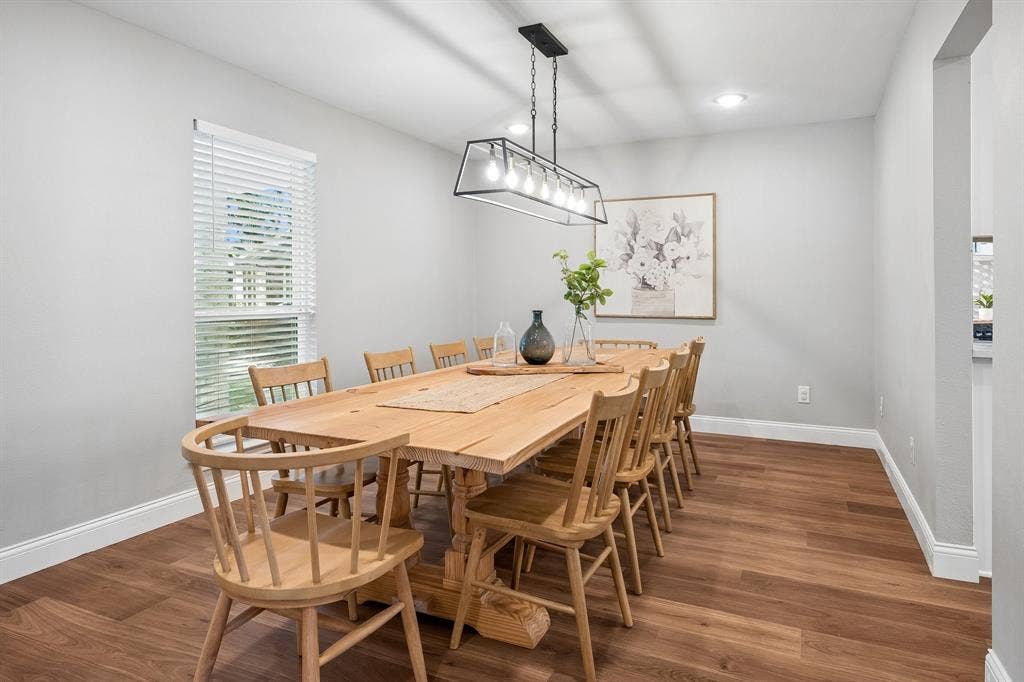 218 High Brook Drive, Richardson, TX 75080 A large formal dining roomy located conveniently just off the kitchen.