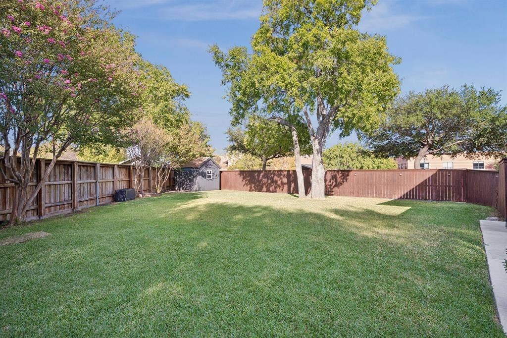 218 High Brook Drive, Richardson, TX 75080 This oversized lot makes hosting BBQs and game days a breeze.