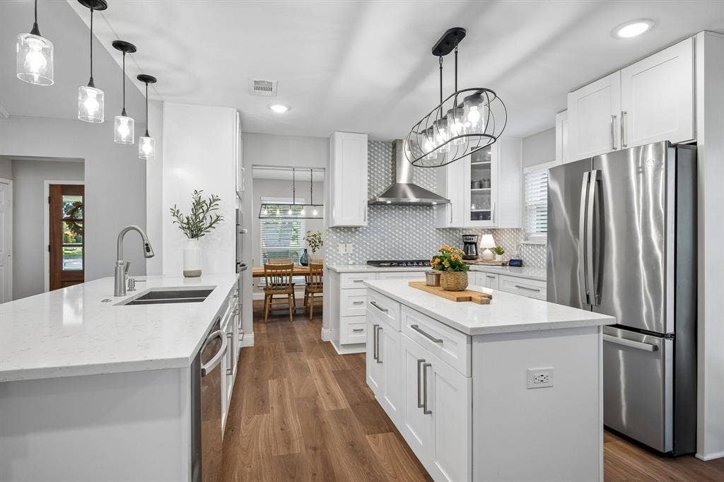 218 High Brook Drive, Richardson, TX 75080 Beautiful and functional, this kitchen hosts sleek quartz counters and all stainless steel appliances.