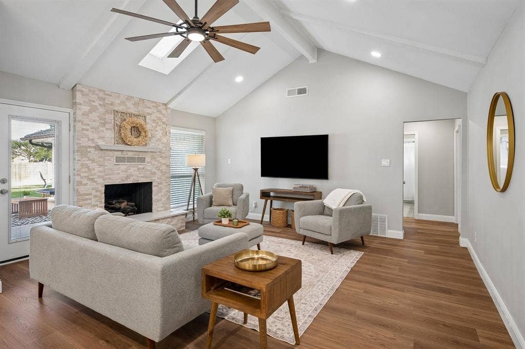 218 High Brook Drive, Richardson, TX 75080 Abundant natural light pours into the main living space equipped with a skylight and vaulted ceilings.