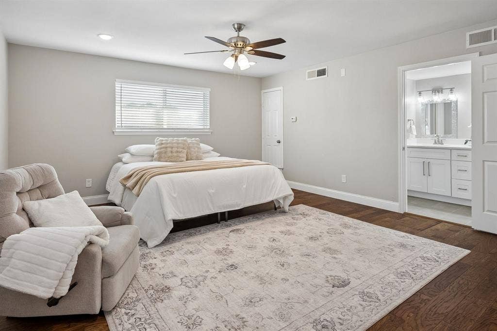 218 High Brook Drive, Richardson, TX 75080 Ideal for multigenerational living, a second primary suite upstairs includes a walk-in closet and ensuite bathroom.