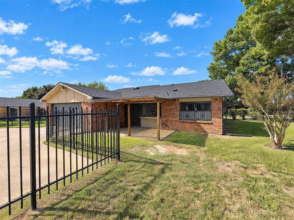 1226 Sequoia Drive, DeSoto, TX 75115 1226 Sequoia Drive, DeSoto, TX 75115