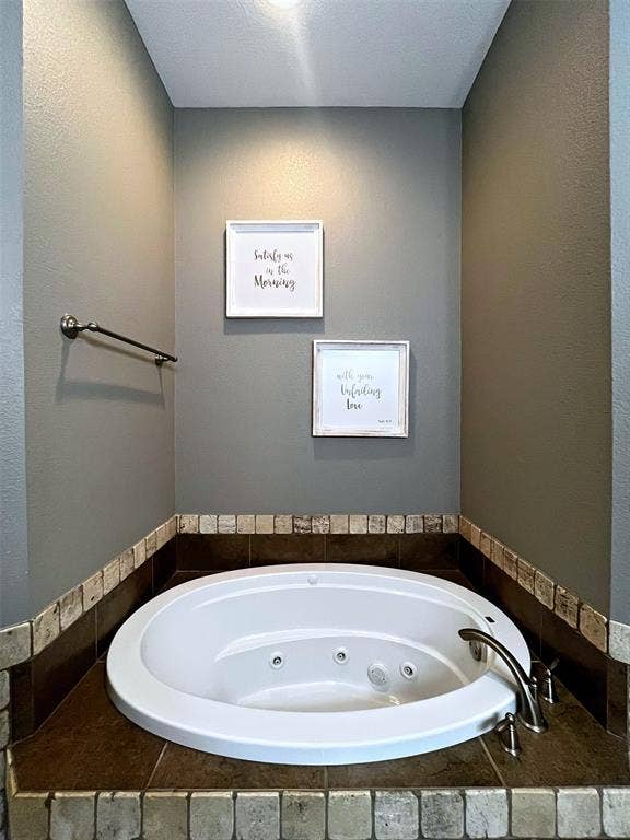 916 Winding Road, Granbury, TX 76049 916 Winding Road, Granbury, TX 76049