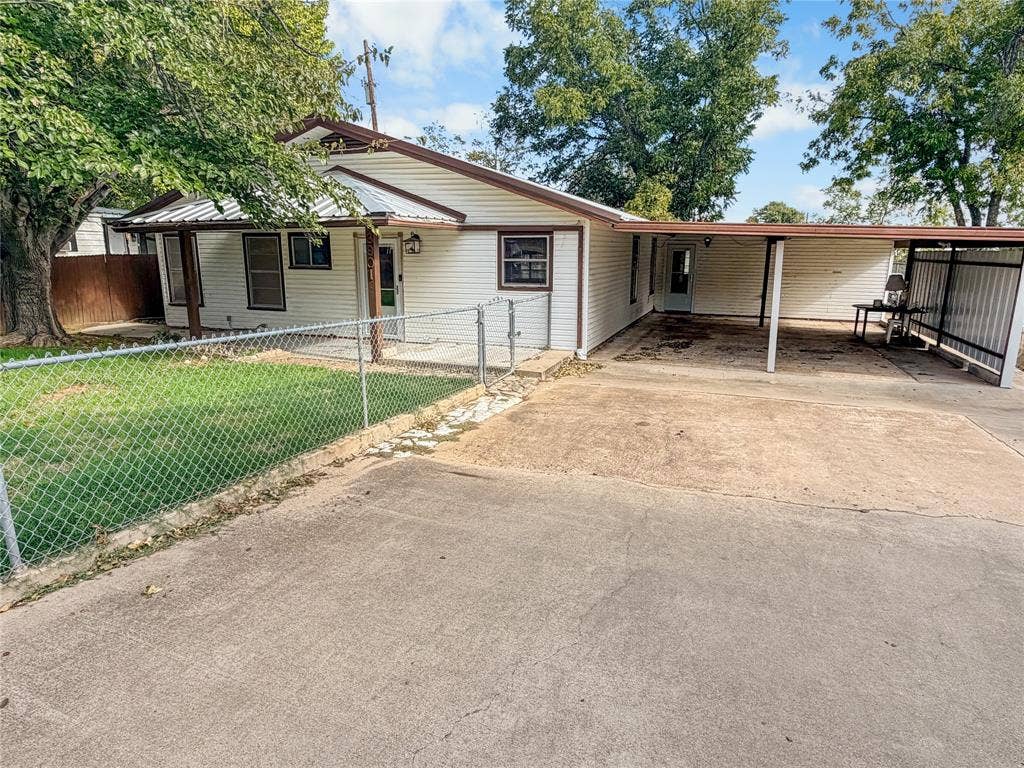 3901 Greenbrook Street, Granbury, TX 76048