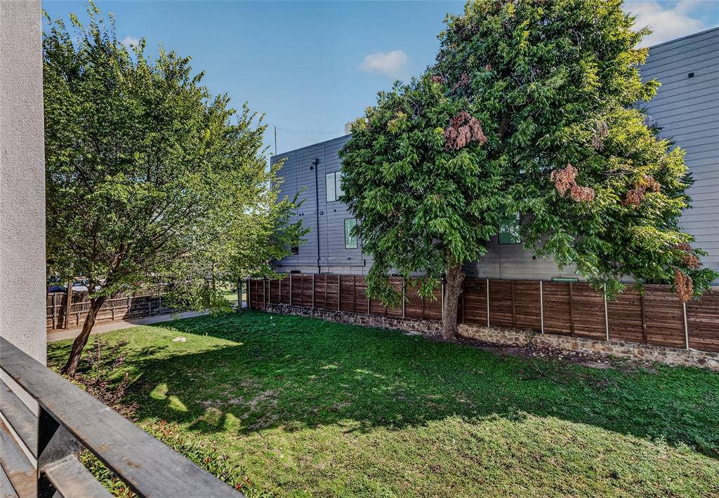 2222 Moser Avenue, #105, Dallas, TX 75206 Couryard view from patio