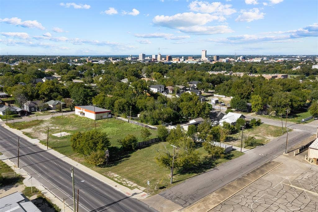 920-928 S 18th Street, Waco, TX 76706 Aerial perspective of an expansive corner lot featuring street frontage on two sides and a backdrop of the urban skyline