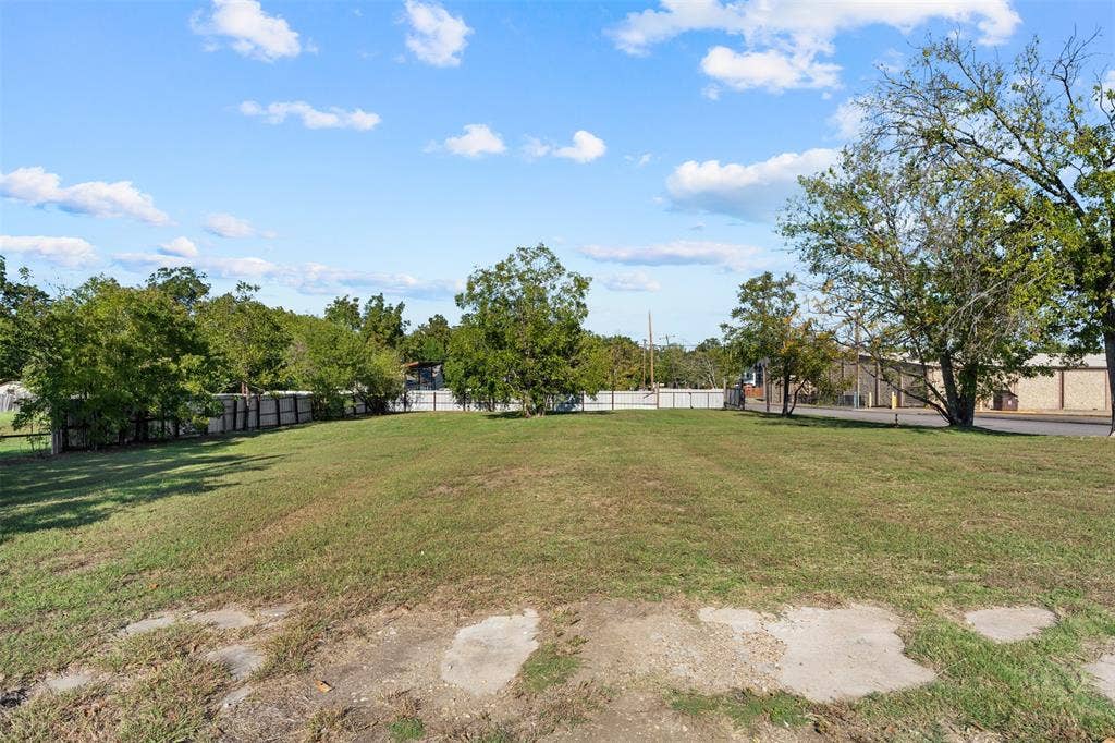 920-928 S 18th Street, Waco, TX 76706 Expansive lot featuring mature trees, level topography, and perimeter fencing