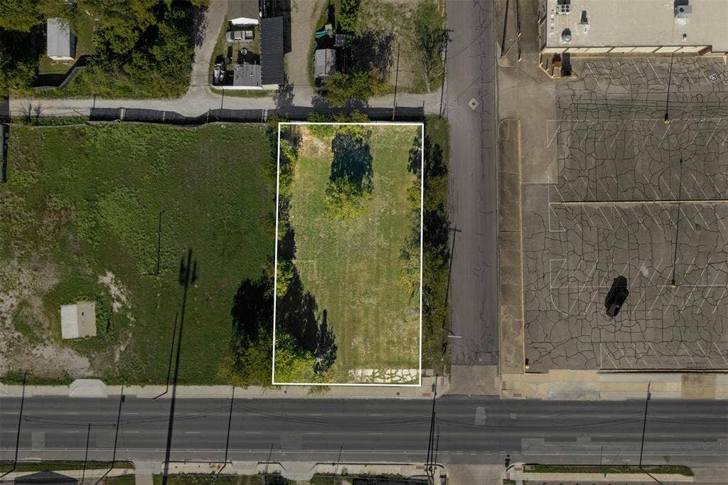 920-928 S 18th Street, Waco, TX 76706 Cleared rectangular lot featuring mature perimeter trees and direct street access