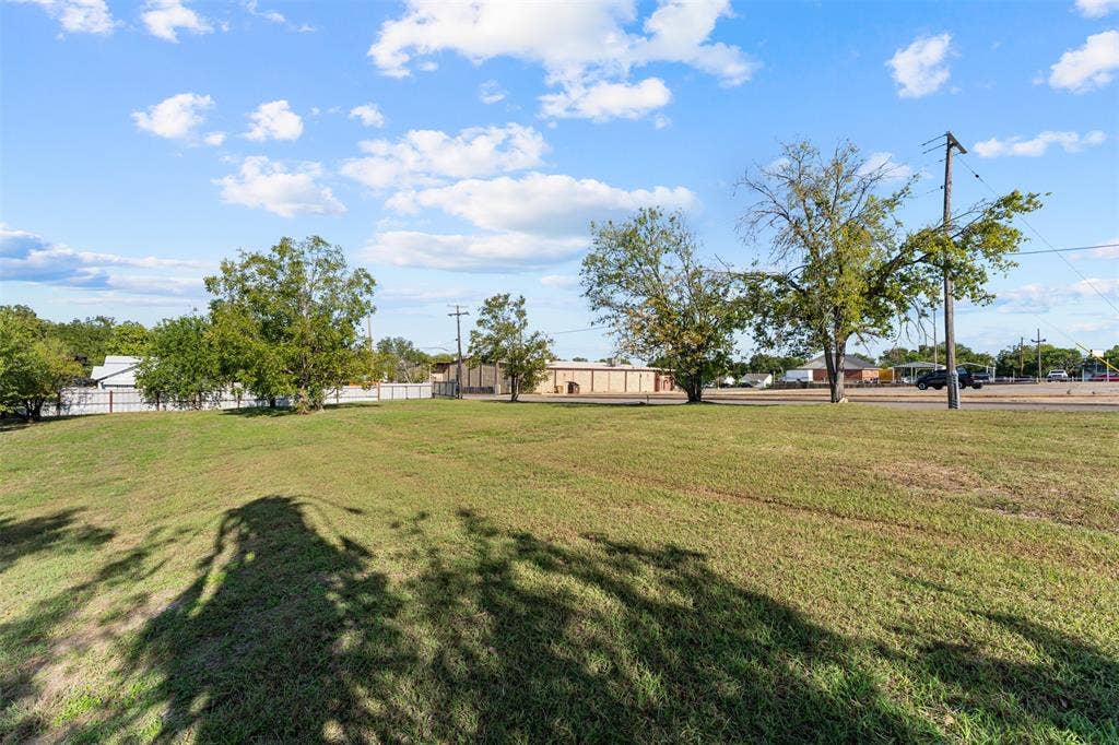 920-928 S 18th Street, Waco, TX 76706 Expansive lot featuring mature trees and a clear, open lawn
