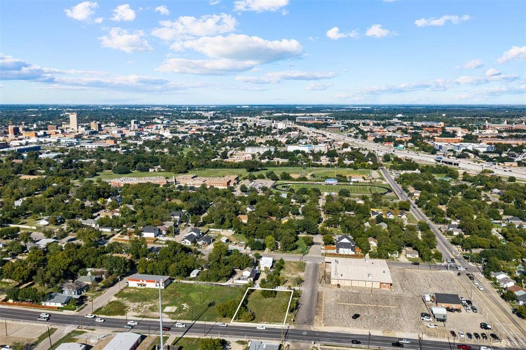 920-928 S 18th Street, Waco, TX 76706 Cleared vacant lot situated along a paved thoroughfare with established tree coverage