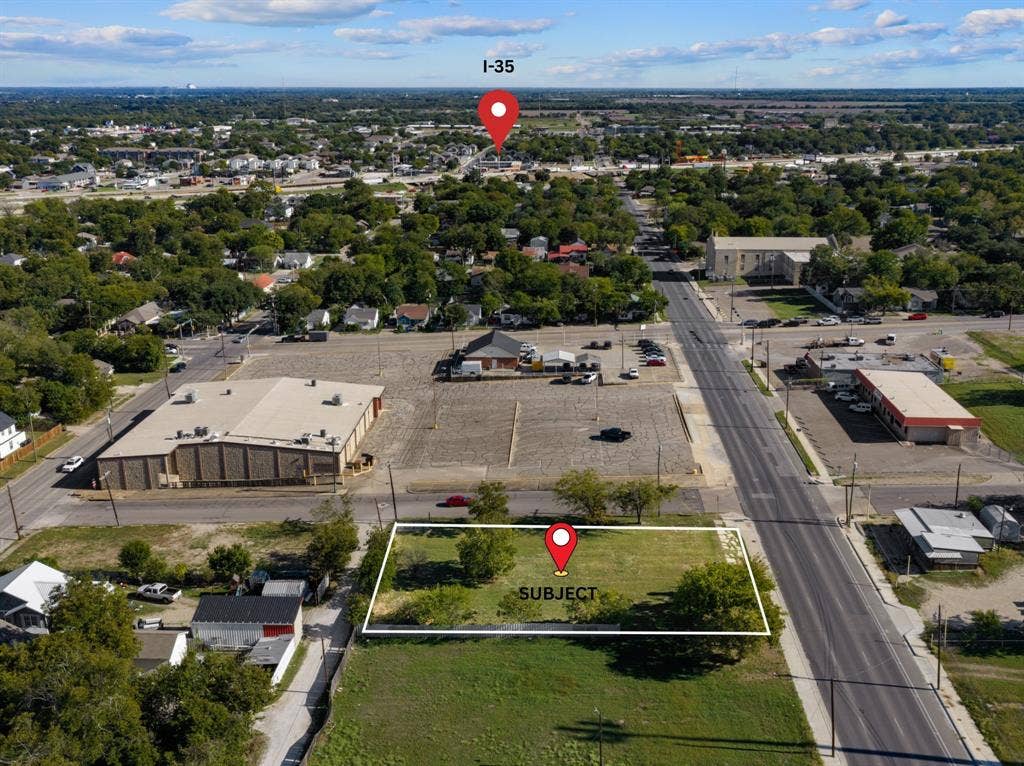 920-928 S 18th Street, Waco, TX 76706 Cleared vacant lot featuring street-front access, mature trees, and proximity to I-35