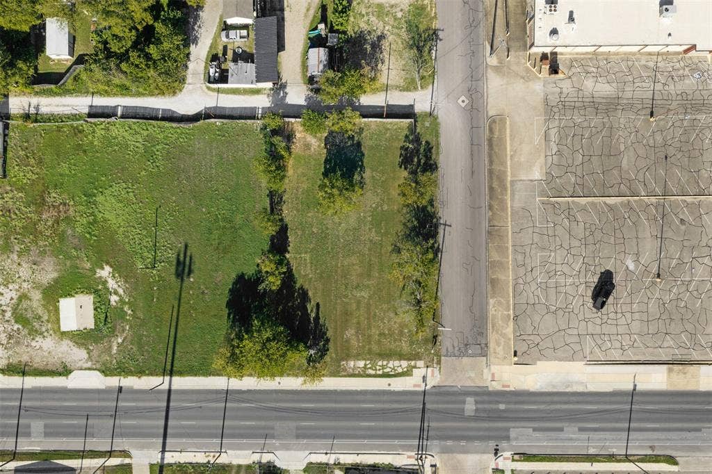 920-928 S 18th Street, Waco, TX 76706 Cleared lot featuring mature trees, direct street access, and corner positioning