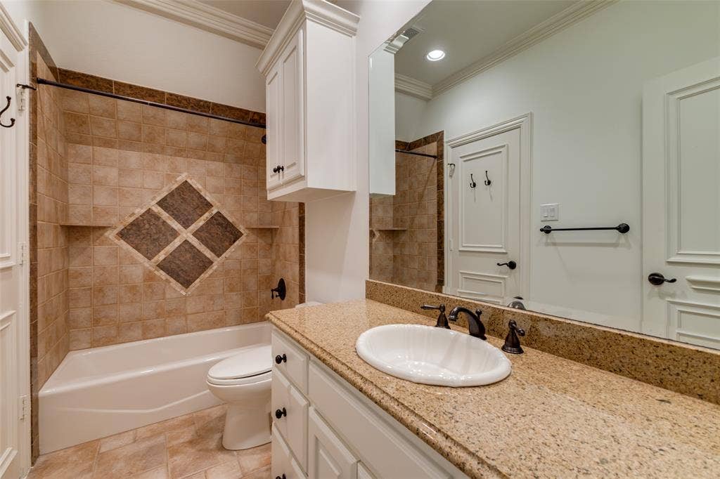 6131 Park Lane, Dallas, TX 75225 Secondary bathroom