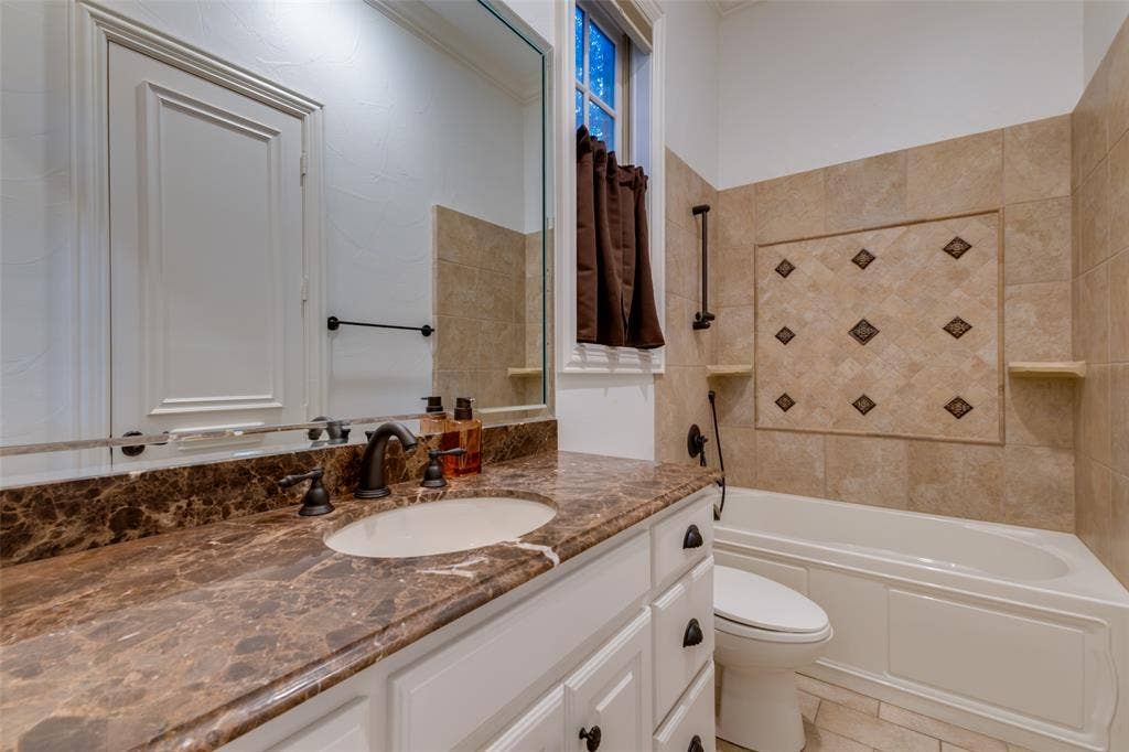 6131 Park Lane, Dallas, TX 75225 Secondary bathroom downstairs